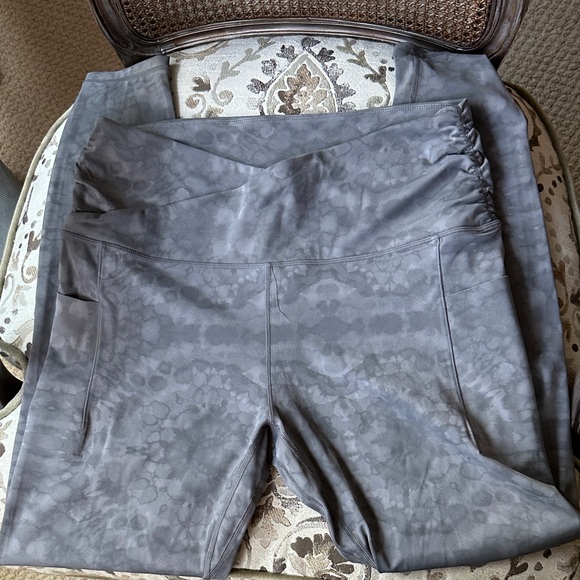 Stylish Gray Leggings for Women - Picture 1 of 3
